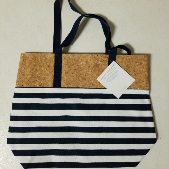 thirty-one Handbags - NWT thirty one Getaway tote